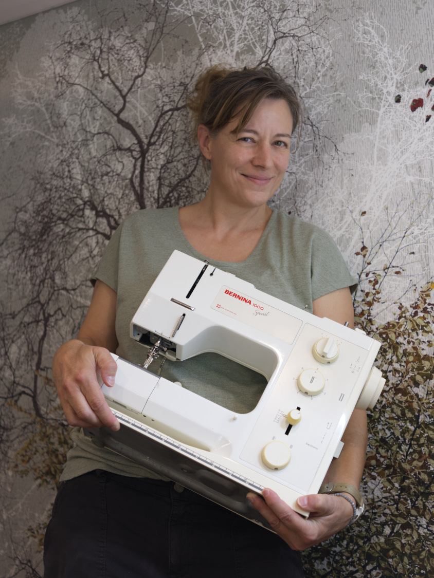 Myriam im Atelier mit der Nähmaschine ihrer Oma